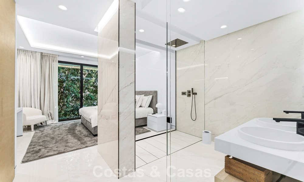 Apartamento con vistas al mar, en venta, en primera línea de playa en la Nueva Milla de Oro, entre Marbella y Estepona 786962