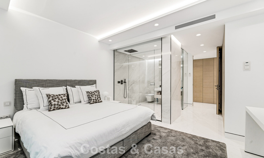 Apartamento con vistas al mar, en venta, en primera línea de playa en la Nueva Milla de Oro, entre Marbella y Estepona 786963