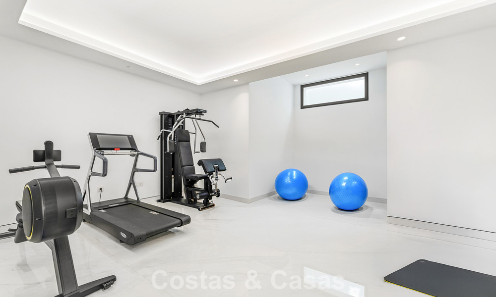 Apartamento con vistas al mar, en venta, en primera línea de playa en la Nueva Milla de Oro, entre Marbella y Estepona 786964