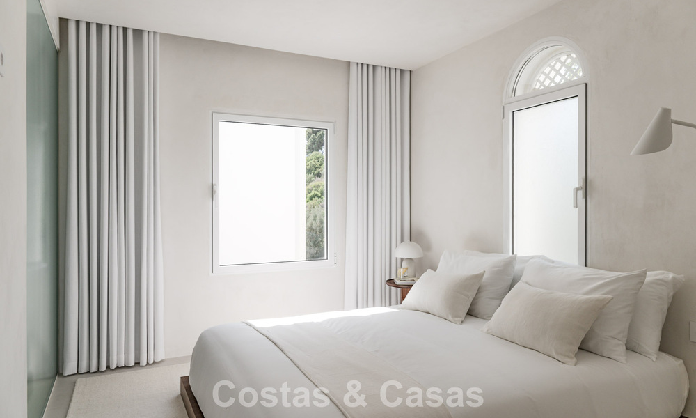 Ático contemporáneo reformado con piscina privada y vistas panorámicas al mar en venta en la Milla de Oro de Marbella 786999