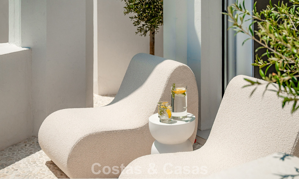 Ático contemporáneo reformado con piscina privada y vistas panorámicas al mar en venta en la Milla de Oro de Marbella 787001