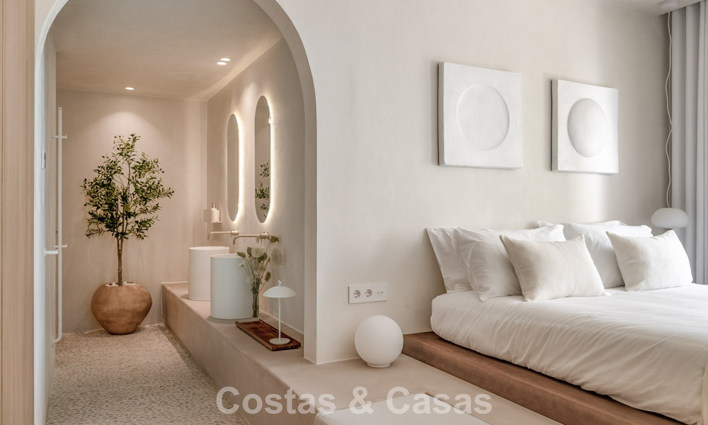 Ático contemporáneo reformado con piscina privada y vistas panorámicas al mar en venta en la Milla de Oro de Marbella 787003