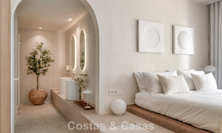 Ático contemporáneo reformado con piscina privada y vistas panorámicas al mar en venta en la Milla de Oro de Marbella 787003 