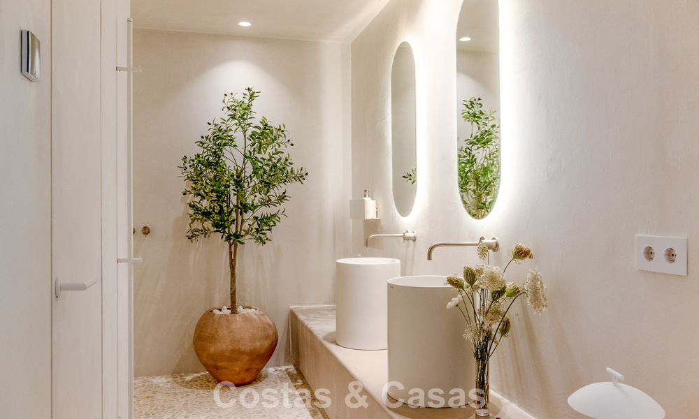 Ático contemporáneo reformado con piscina privada y vistas panorámicas al mar en venta en la Milla de Oro de Marbella 787004