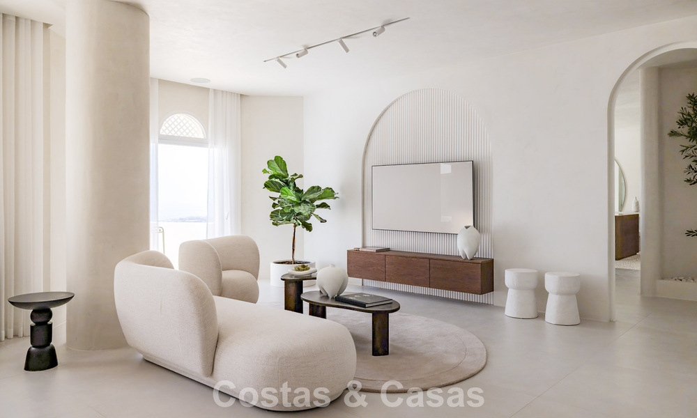 Ático contemporáneo reformado con piscina privada y vistas panorámicas al mar en venta en la Milla de Oro de Marbella 787005