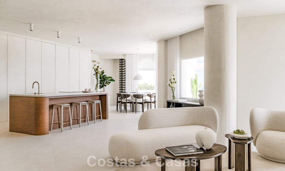 Ático contemporáneo reformado con piscina privada y vistas panorámicas al mar en venta en la Milla de Oro de Marbella 787006