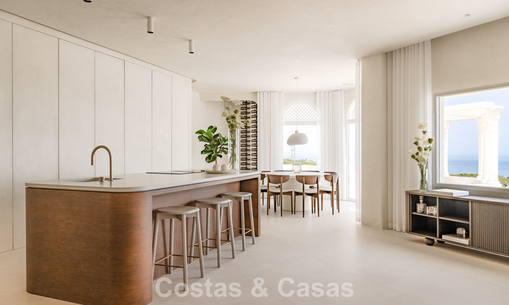 Ático contemporáneo reformado con piscina privada y vistas panorámicas al mar en venta en la Milla de Oro de Marbella 787007