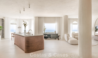Ático contemporáneo reformado con piscina privada y vistas panorámicas al mar en venta en la Milla de Oro de Marbella 787009 
