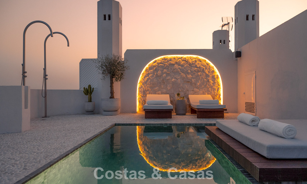 Ático contemporáneo reformado con piscina privada y vistas panorámicas al mar en venta en la Milla de Oro de Marbella 787011