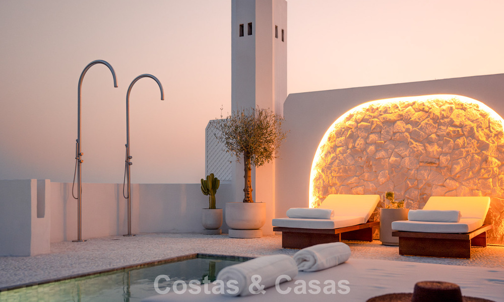 Ático contemporáneo reformado con piscina privada y vistas panorámicas al mar en venta en la Milla de Oro de Marbella 787012