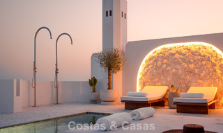 Ático contemporáneo reformado con piscina privada y vistas panorámicas al mar en venta en la Milla de Oro de Marbella 787012 