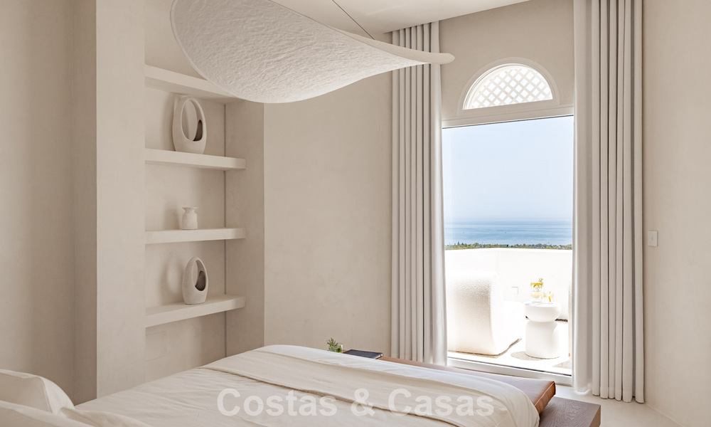 Ático contemporáneo reformado con piscina privada y vistas panorámicas al mar en venta en la Milla de Oro de Marbella 787015