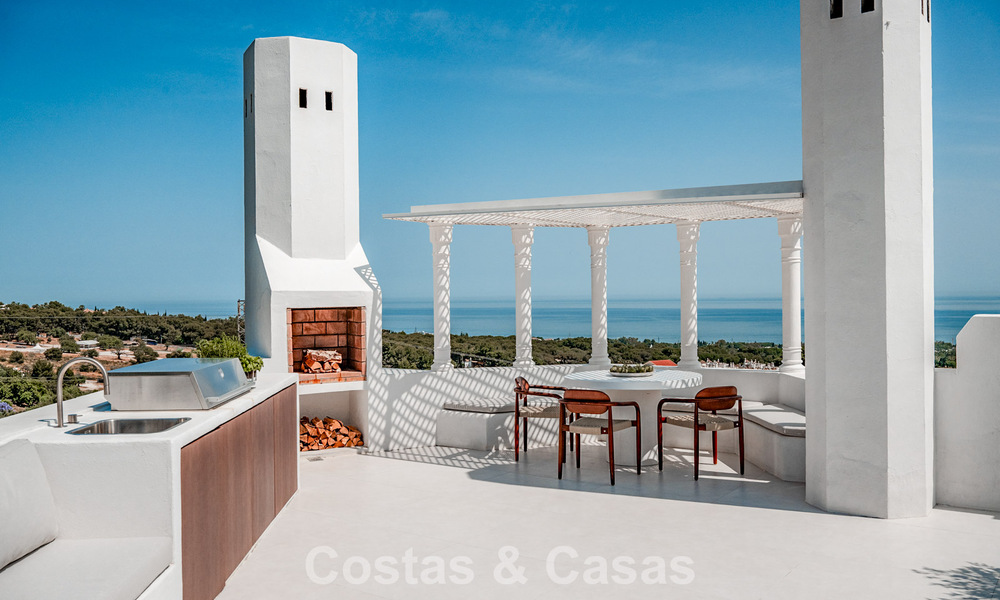 Ático contemporáneo reformado con piscina privada y vistas panorámicas al mar en venta en la Milla de Oro de Marbella 787017