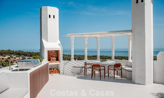Ático contemporáneo reformado con piscina privada y vistas panorámicas al mar en venta en la Milla de Oro de Marbella 787017 