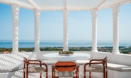 Ático contemporáneo reformado con piscina privada y vistas panorámicas al mar en venta en la Milla de Oro de Marbella 787018