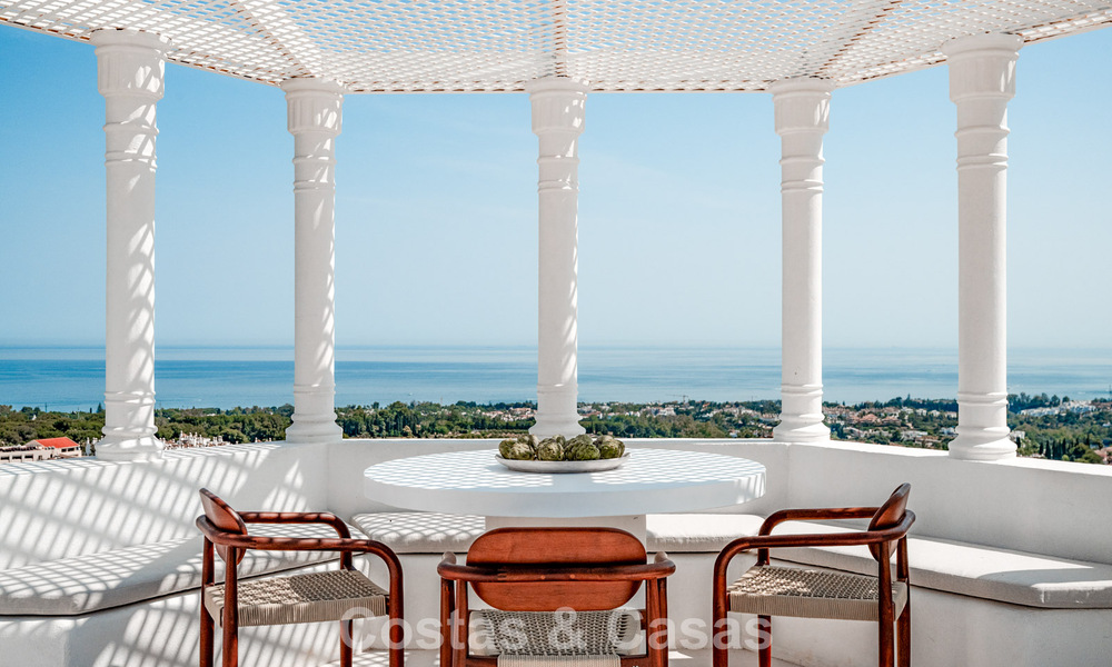 Ático contemporáneo reformado con piscina privada y vistas panorámicas al mar en venta en la Milla de Oro de Marbella 787018