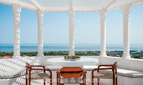 Ático contemporáneo reformado con piscina privada y vistas panorámicas al mar en venta en la Milla de Oro de Marbella 787018
