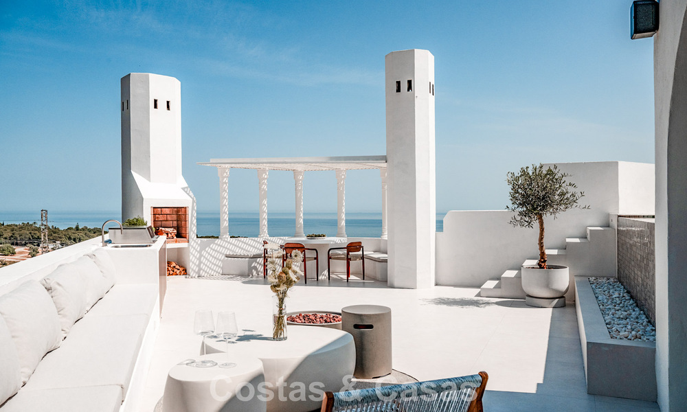 Ático contemporáneo reformado con piscina privada y vistas panorámicas al mar en venta en la Milla de Oro de Marbella 787019