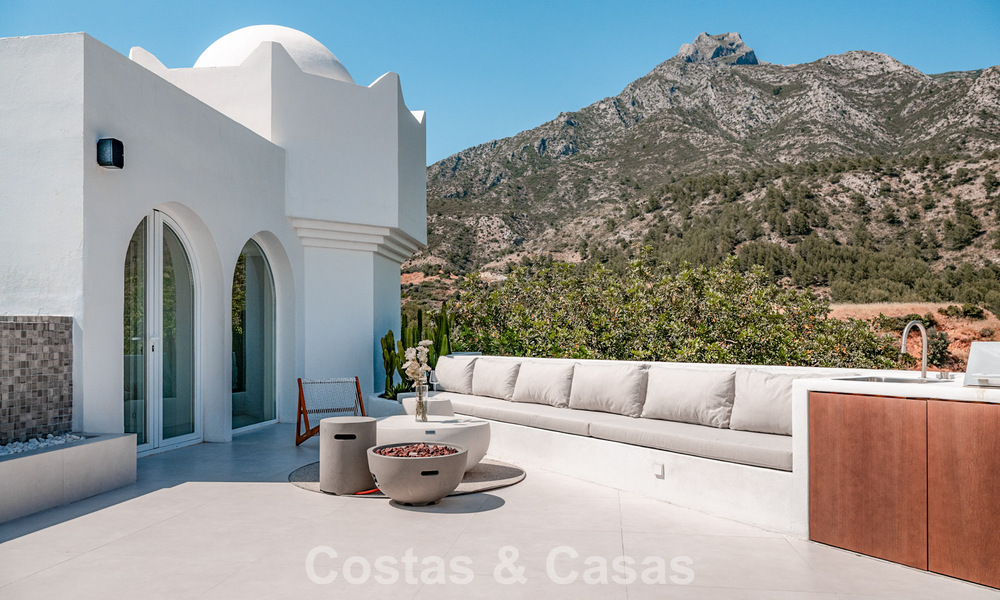 Ático contemporáneo reformado con piscina privada y vistas panorámicas al mar en venta en la Milla de Oro de Marbella 787020
