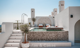 Ático contemporáneo reformado con piscina privada y vistas panorámicas al mar en venta en la Milla de Oro de Marbella 787021 