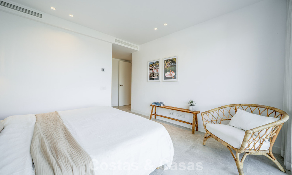 Moderno apartamento de 4 dormitorios, listo para entrar a vivir, en venta en un resort de lujo al este del centro de Marbella 787074