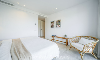 Moderno apartamento de 4 dormitorios, listo para entrar a vivir, en venta en un resort de lujo al este del centro de Marbella 787074 