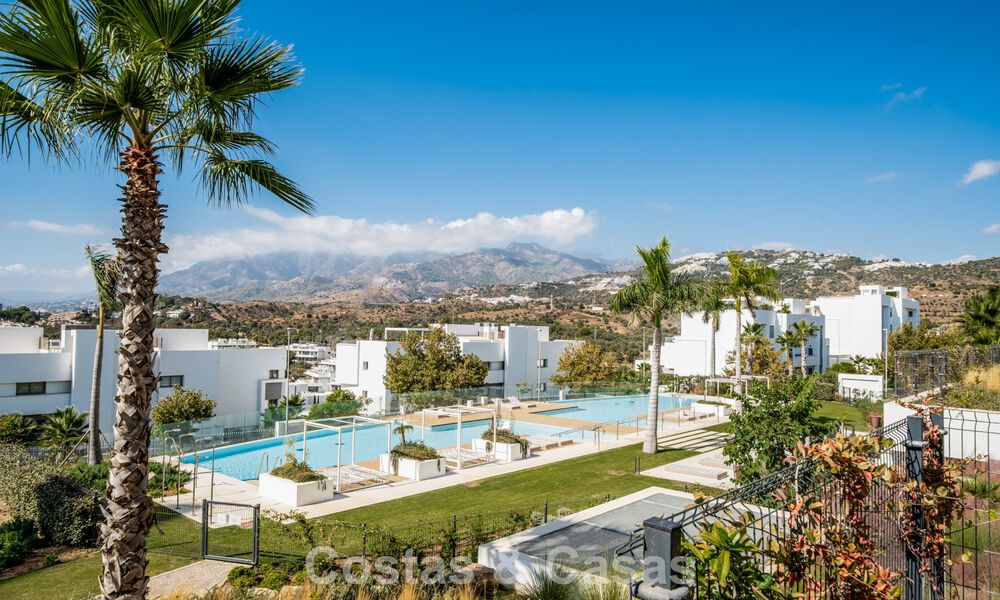 Moderno apartamento de 4 dormitorios, listo para entrar a vivir, en venta en un resort de lujo al este del centro de Marbella 787075