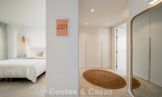 Moderno apartamento de 4 dormitorios, listo para entrar a vivir, en venta en un resort de lujo al este del centro de Marbella 787077 