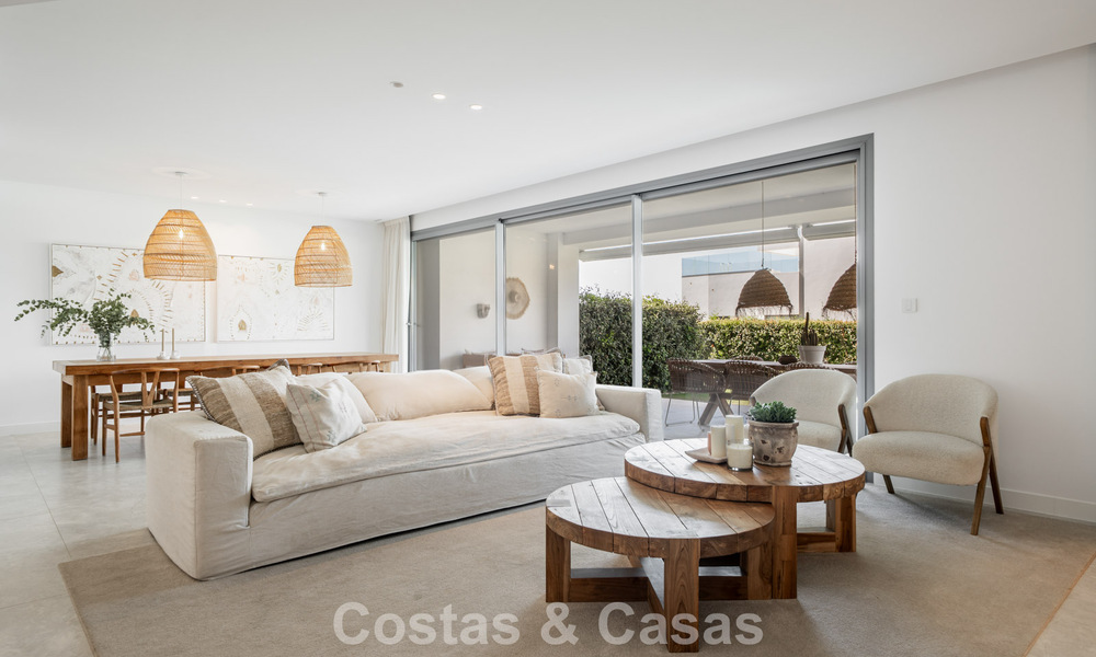 Moderno apartamento de 4 dormitorios, listo para entrar a vivir, en venta en un resort de lujo al este del centro de Marbella 787079