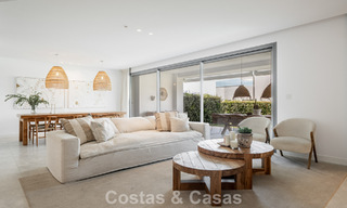 Moderno apartamento de 4 dormitorios, listo para entrar a vivir, en venta en un resort de lujo al este del centro de Marbella 787079 