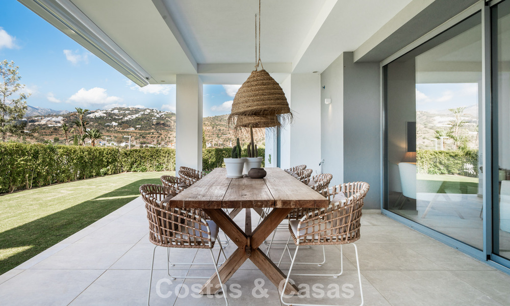 Moderno apartamento de 4 dormitorios, listo para entrar a vivir, en venta en un resort de lujo al este del centro de Marbella 787080