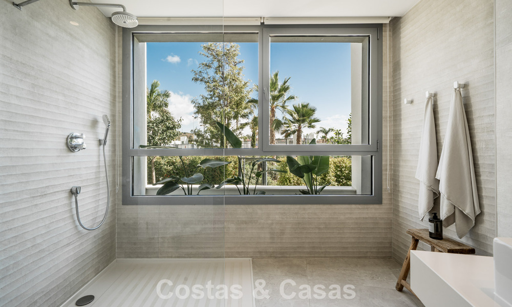 Moderno apartamento de 4 dormitorios, listo para entrar a vivir, en venta en un resort de lujo al este del centro de Marbella 787081