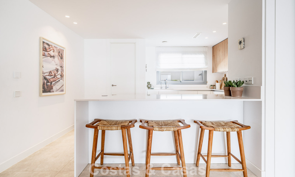 Moderno apartamento de 4 dormitorios, listo para entrar a vivir, en venta en un resort de lujo al este del centro de Marbella 787082
