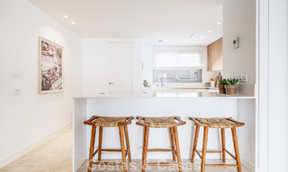 Moderno apartamento de 4 dormitorios, listo para entrar a vivir, en venta en un resort de lujo al este del centro de Marbella 787082 