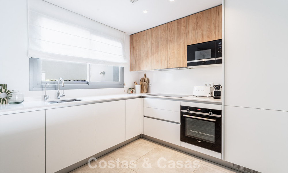 Moderno apartamento de 4 dormitorios, listo para entrar a vivir, en venta en un resort de lujo al este del centro de Marbella 787085