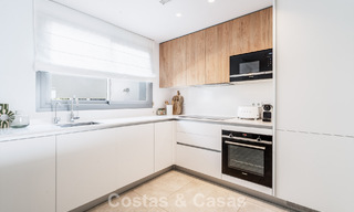 Moderno apartamento de 4 dormitorios, listo para entrar a vivir, en venta en un resort de lujo al este del centro de Marbella 787085 
