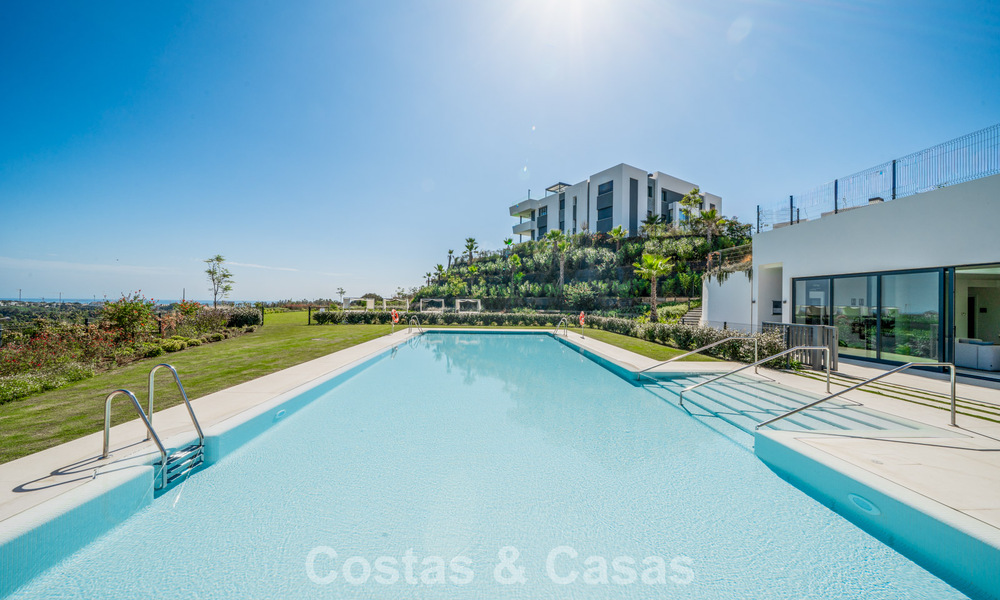 Moderno apartamento de 4 dormitorios, listo para entrar a vivir, en venta en un resort de lujo al este del centro de Marbella 787088