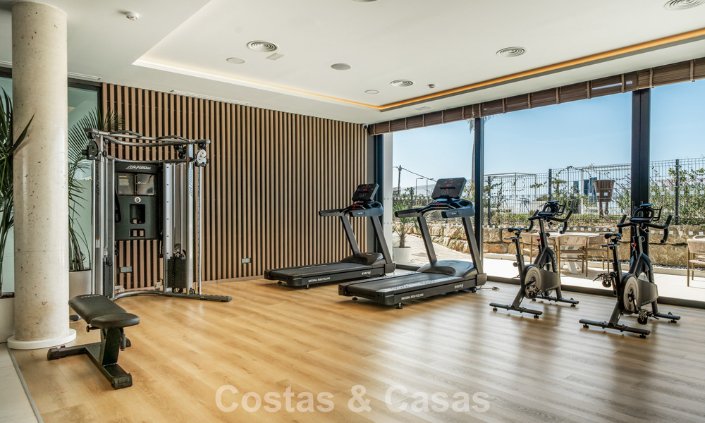 Moderno apartamento de 4 dormitorios, listo para entrar a vivir, en venta en un resort de lujo al este del centro de Marbella 787090