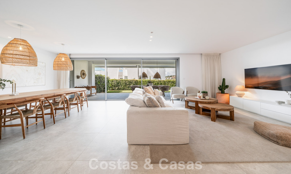 Moderno apartamento de 4 dormitorios, listo para entrar a vivir, en venta en un resort de lujo al este del centro de Marbella 787091