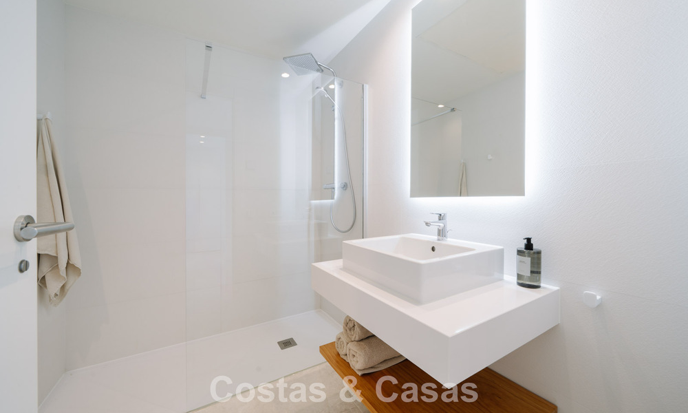 Moderno apartamento de 4 dormitorios, listo para entrar a vivir, en venta en un resort de lujo al este del centro de Marbella 787092