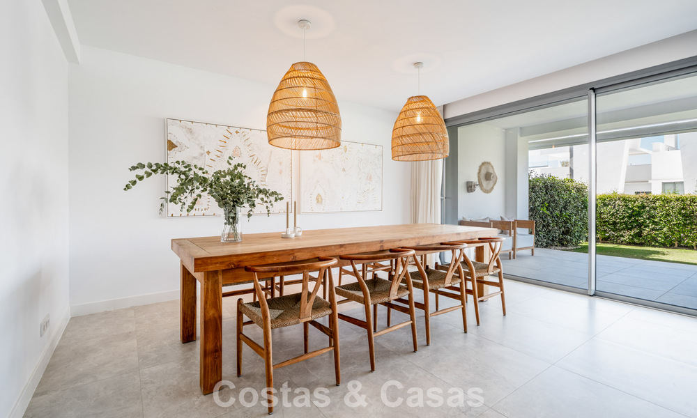 Moderno apartamento de 4 dormitorios, listo para entrar a vivir, en venta en un resort de lujo al este del centro de Marbella 787093