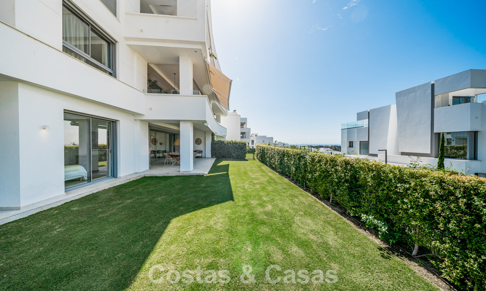 Moderno apartamento de 4 dormitorios, listo para entrar a vivir, en venta en un resort de lujo al este del centro de Marbella 787094