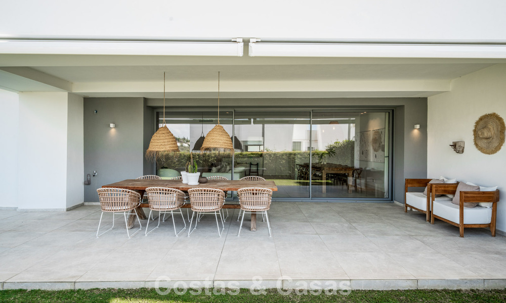 Moderno apartamento de 4 dormitorios, listo para entrar a vivir, en venta en un resort de lujo al este del centro de Marbella 787096
