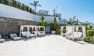 Moderno apartamento de 4 dormitorios, listo para entrar a vivir, en venta en un resort de lujo al este del centro de Marbella 787098 