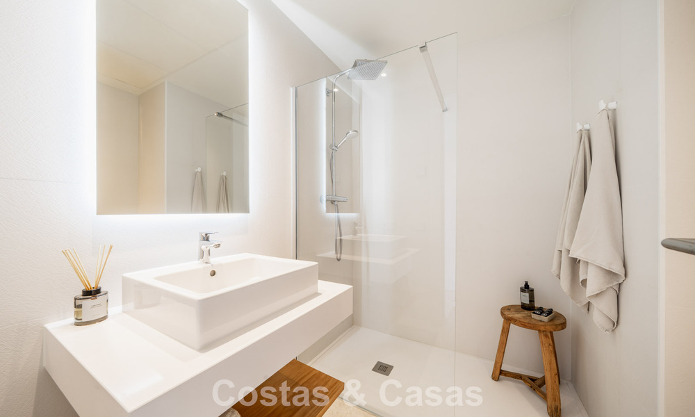 Moderno apartamento de 4 dormitorios, listo para entrar a vivir, en venta en un resort de lujo al este del centro de Marbella 787103