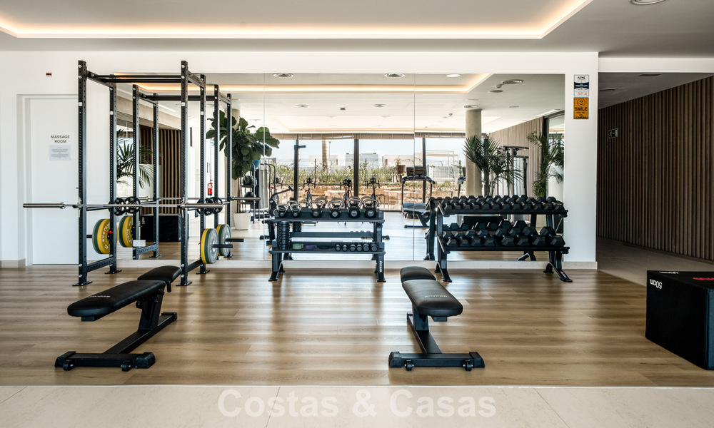 Moderno apartamento de 4 dormitorios, listo para entrar a vivir, en venta en un resort de lujo al este del centro de Marbella 787106