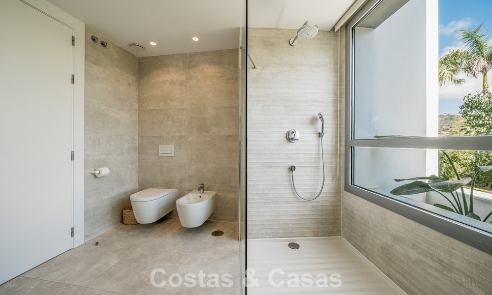 Moderno apartamento de 4 dormitorios, listo para entrar a vivir, en venta en un resort de lujo al este del centro de Marbella 787107