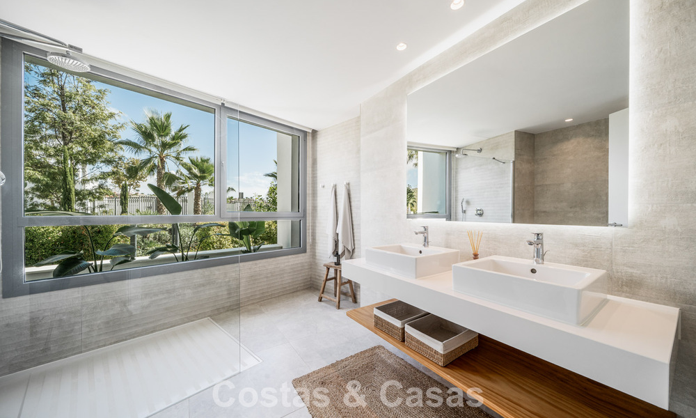 Moderno apartamento de 4 dormitorios, listo para entrar a vivir, en venta en un resort de lujo al este del centro de Marbella 787108