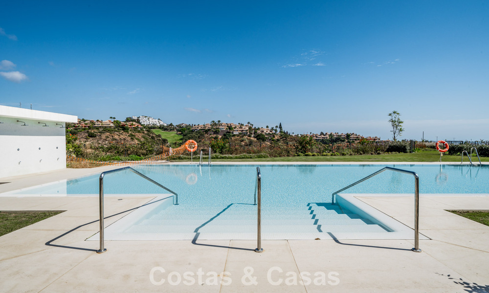 Moderno apartamento de 4 dormitorios, listo para entrar a vivir, en venta en un resort de lujo al este del centro de Marbella 787110