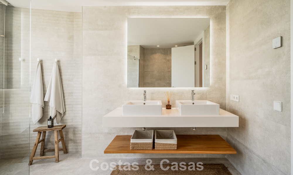 Moderno apartamento de 4 dormitorios, listo para entrar a vivir, en venta en un resort de lujo al este del centro de Marbella 787111